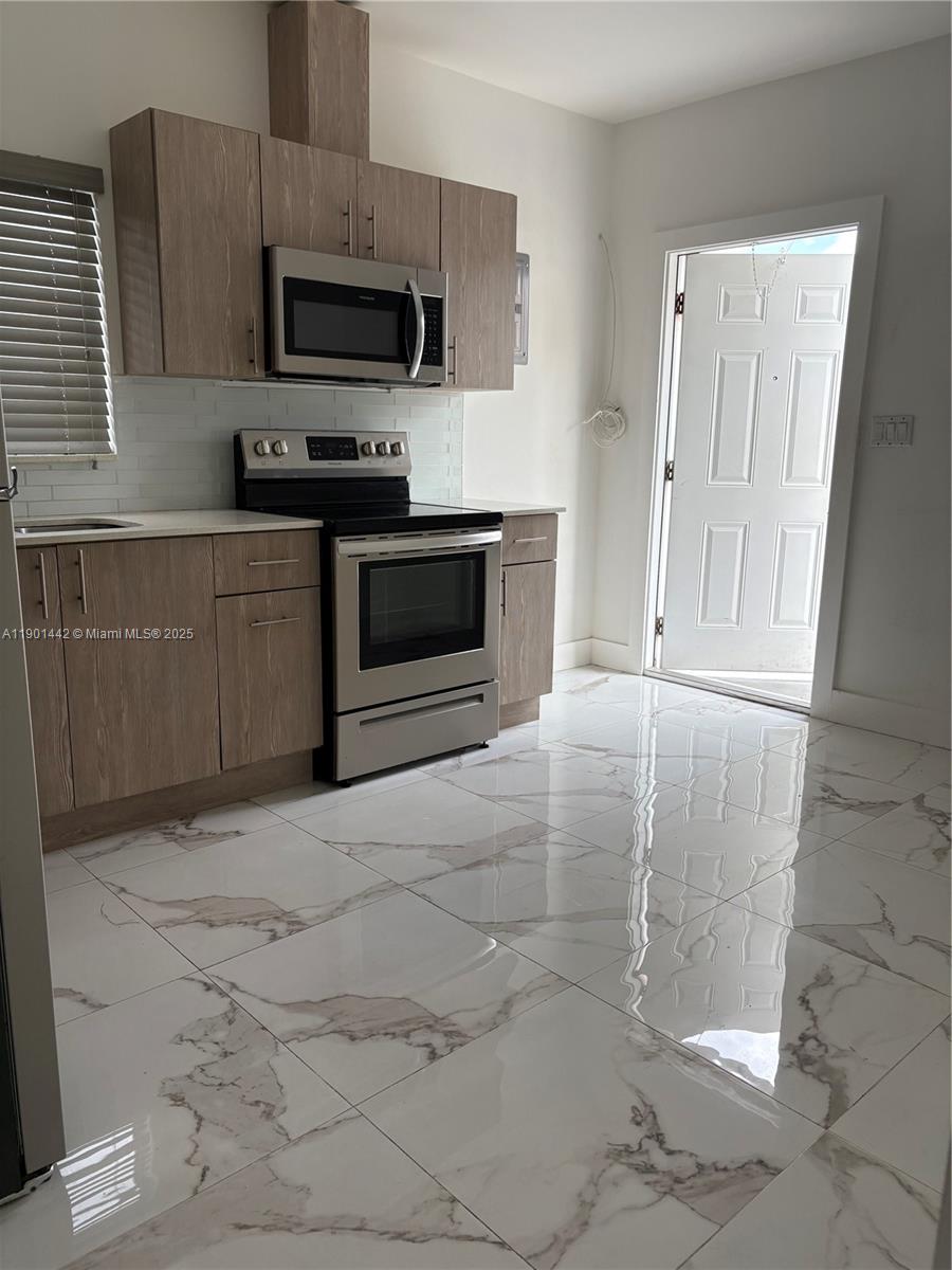 6TH ADDN TO HIALEAH - Residential Lease