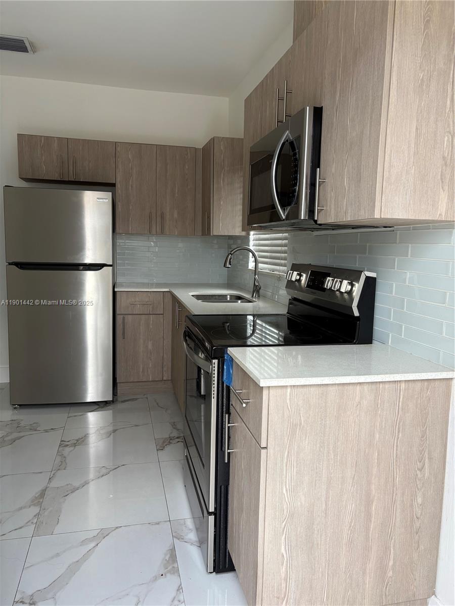 6TH ADDN TO HIALEAH - Residential Lease