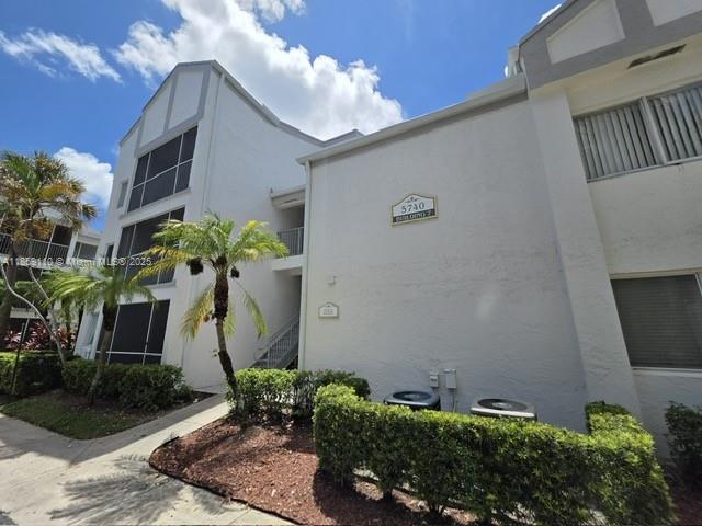 Great opportunity!! Nice apartment 1/1 in a gated Community. second floor, freshly painted, new appliances. Located close to the major roads (Turnpike and Sawgrass and commercial BLVD). Sun Vista Gardens has pool and Jacuzzi, Gym, Tennis and basketball court.