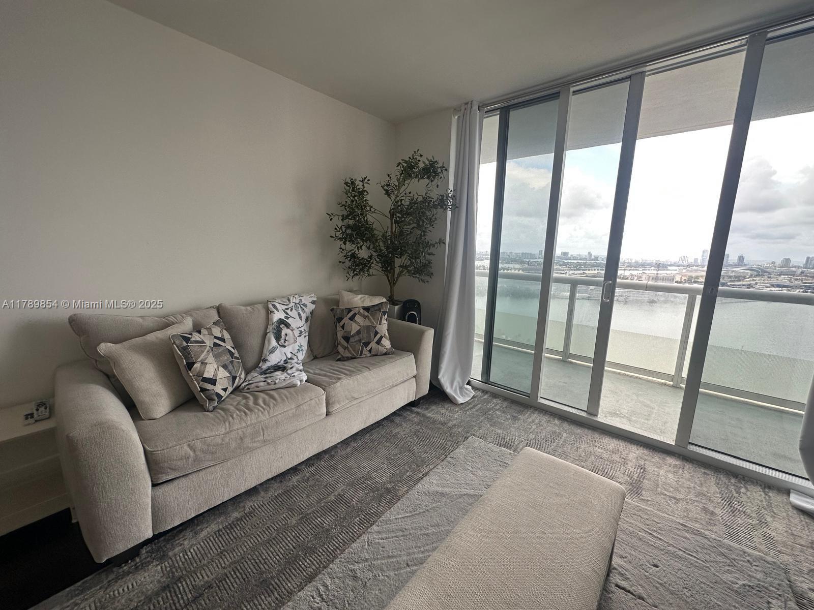 50 Biscayne Blvd 3308