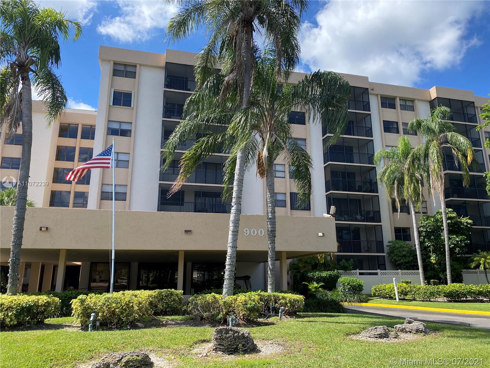 Excellent condition. Near Aventura Mall and only 10 minutes to the beaches. Washer and Dryer inside the unit. Unfurnished and great location (I-95, Pamellto). Baths and kitchen renewed.