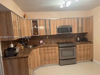 WINSTON TOWERS 400 CONDO - Residential