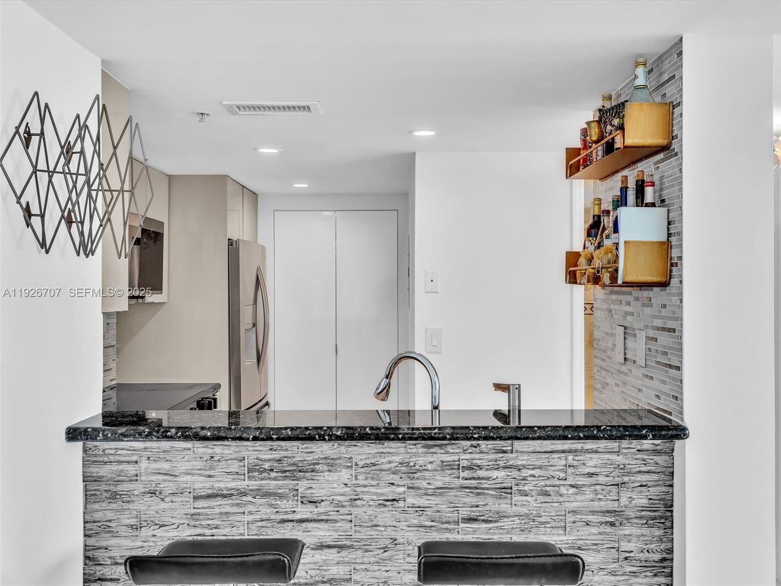 THE FLORIDIAN CONDO - Residential Lease