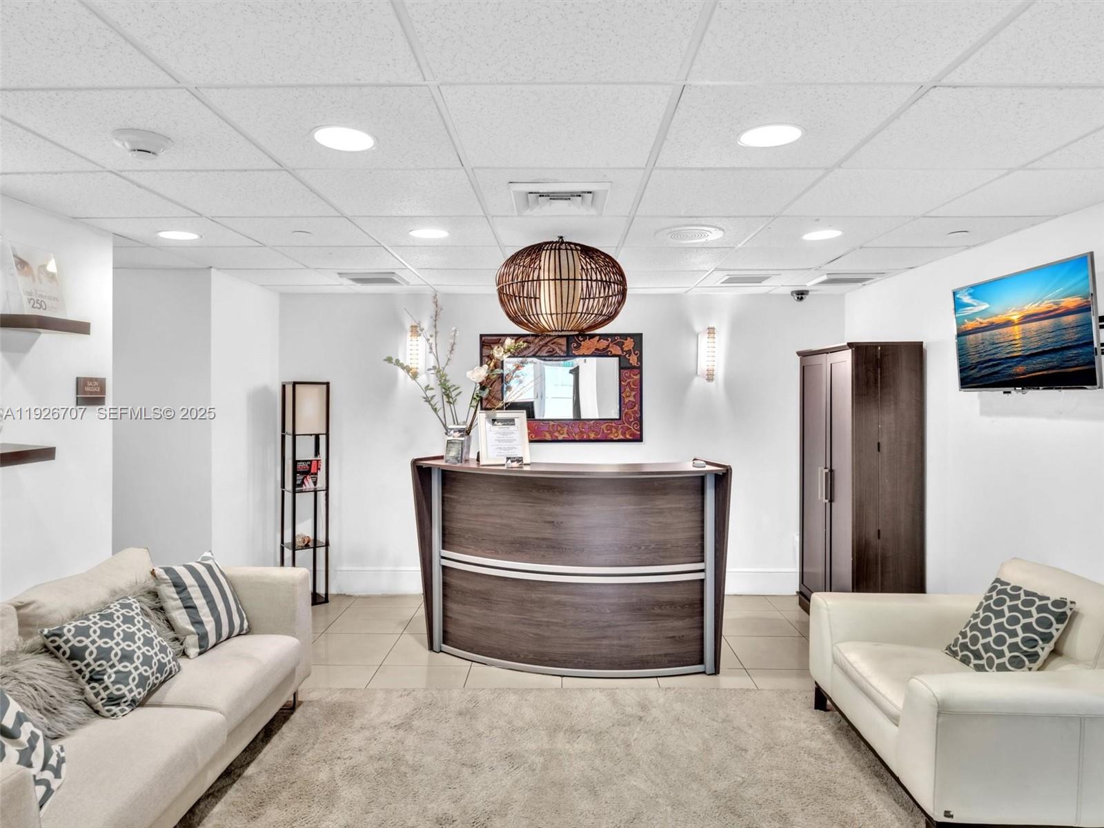 THE FLORIDIAN CONDO - Residential Lease