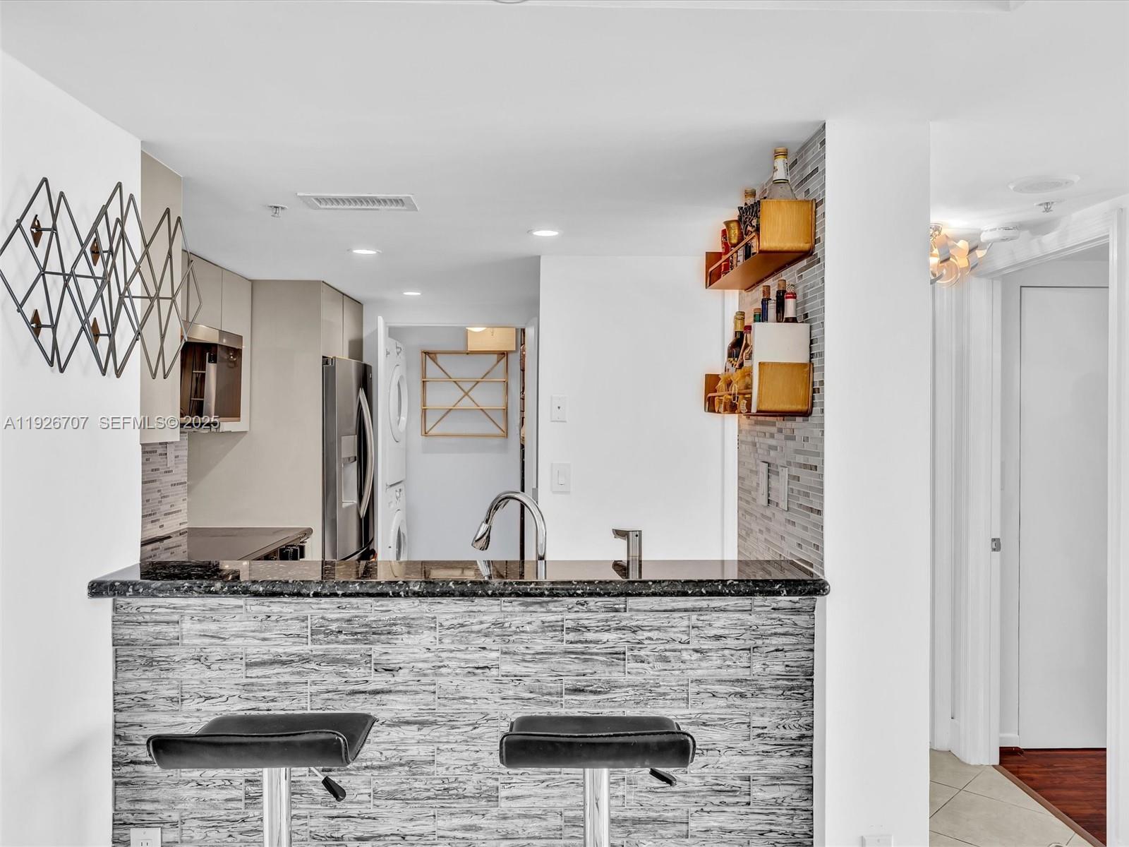 THE FLORIDIAN CONDO - Residential Lease