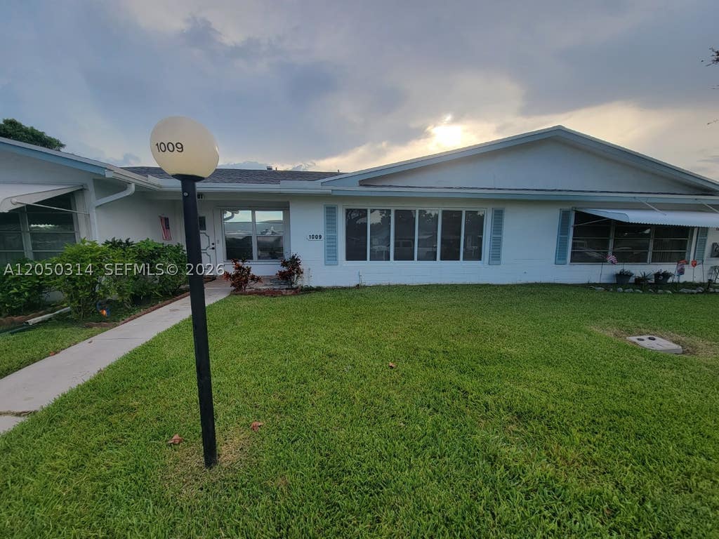 Photo of 1009 NW 88th Ave #B87, Plantation, FL 33322 (MLS # A12050314)