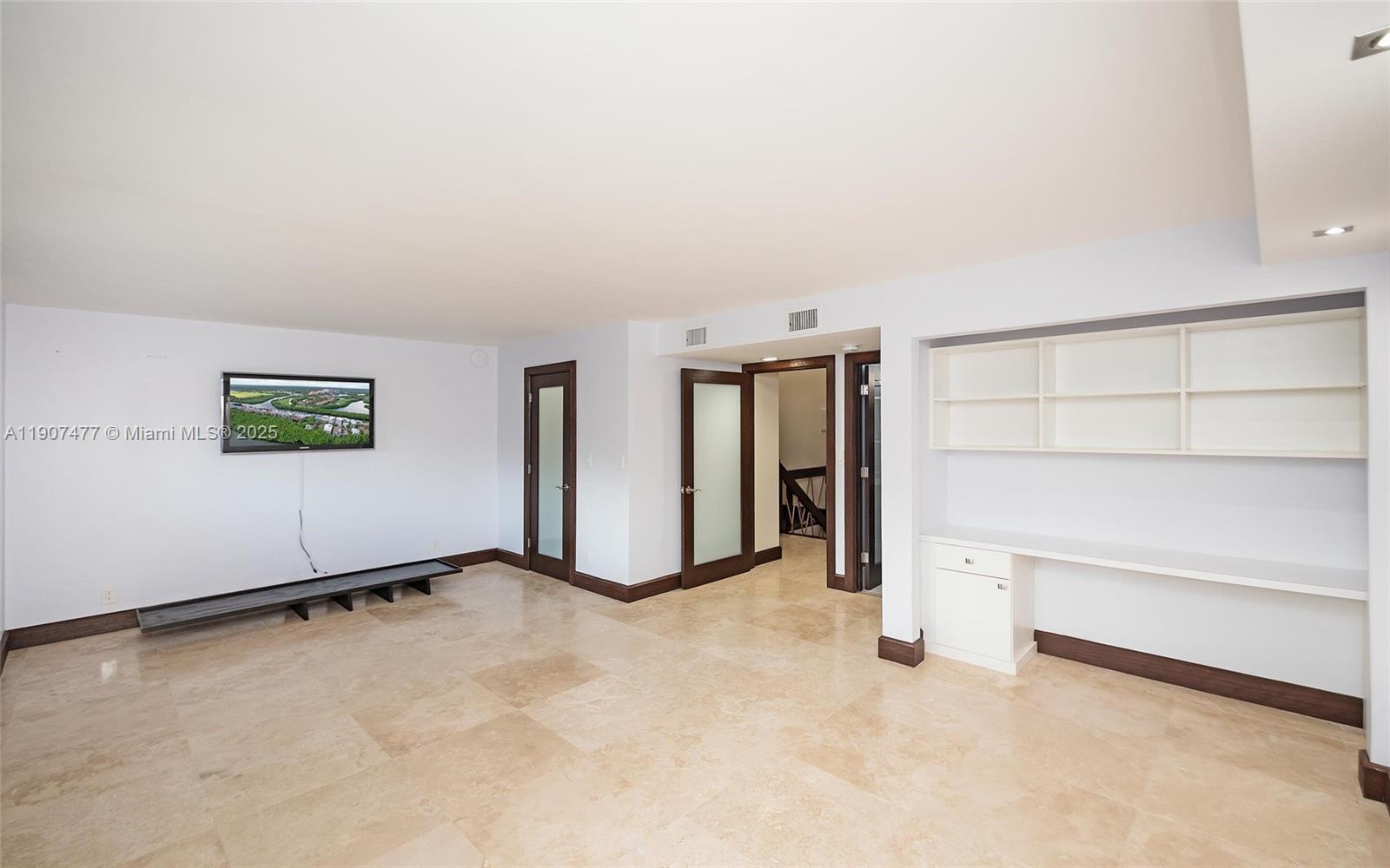 ROYAL HARBOUR YACHT CLUB - Residential