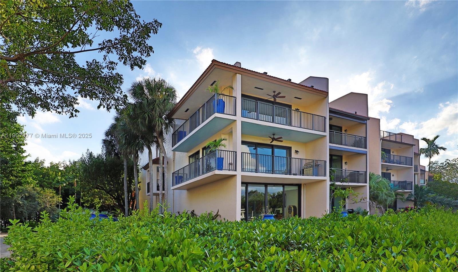 ROYAL HARBOUR YACHT CLUB - Residential