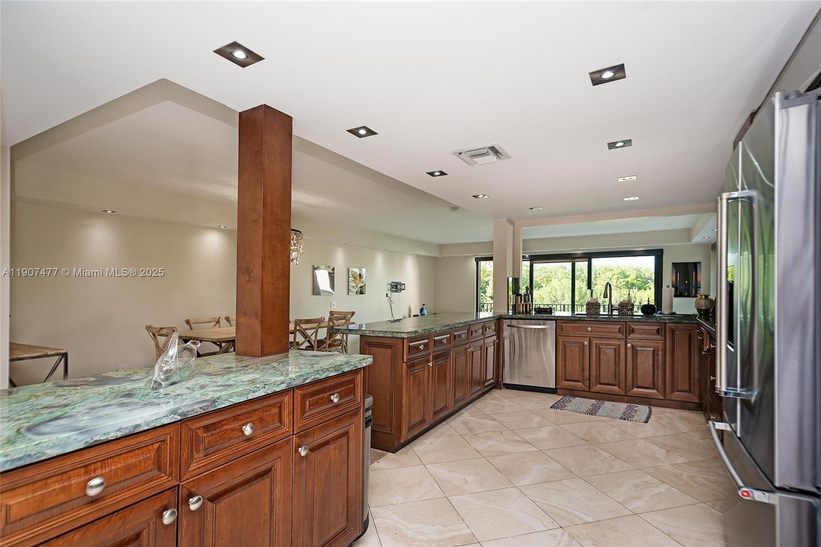 ROYAL HARBOUR YACHT CLUB - Residential