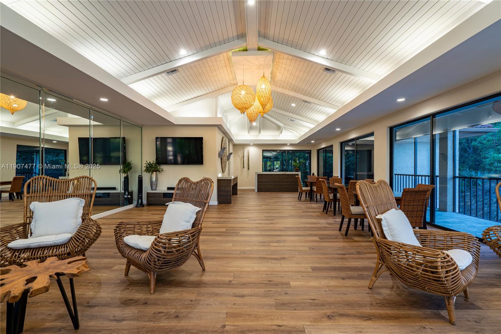 ROYAL HARBOUR YACHT CLUB - Residential