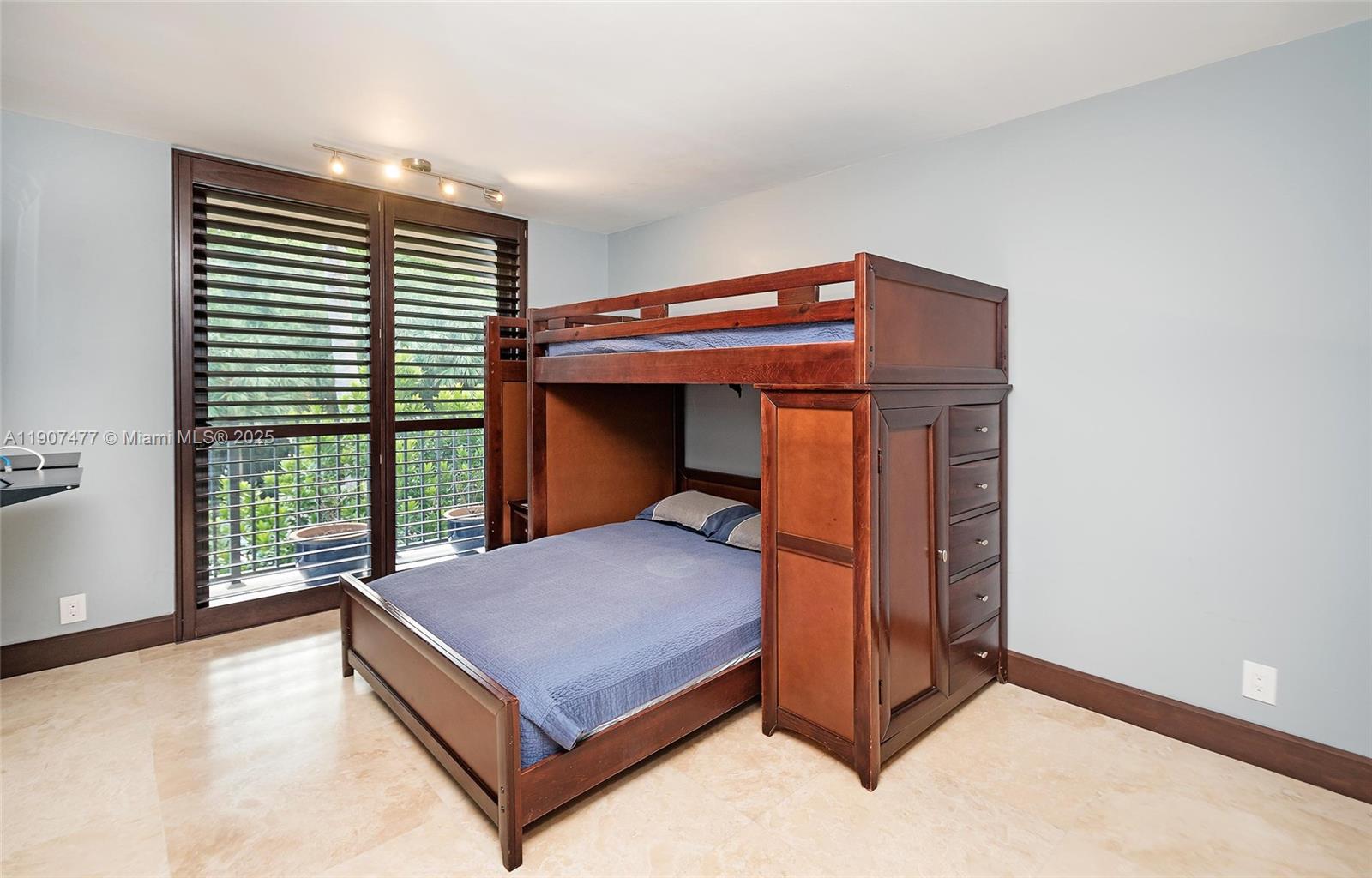 ROYAL HARBOUR YACHT CLUB - Residential