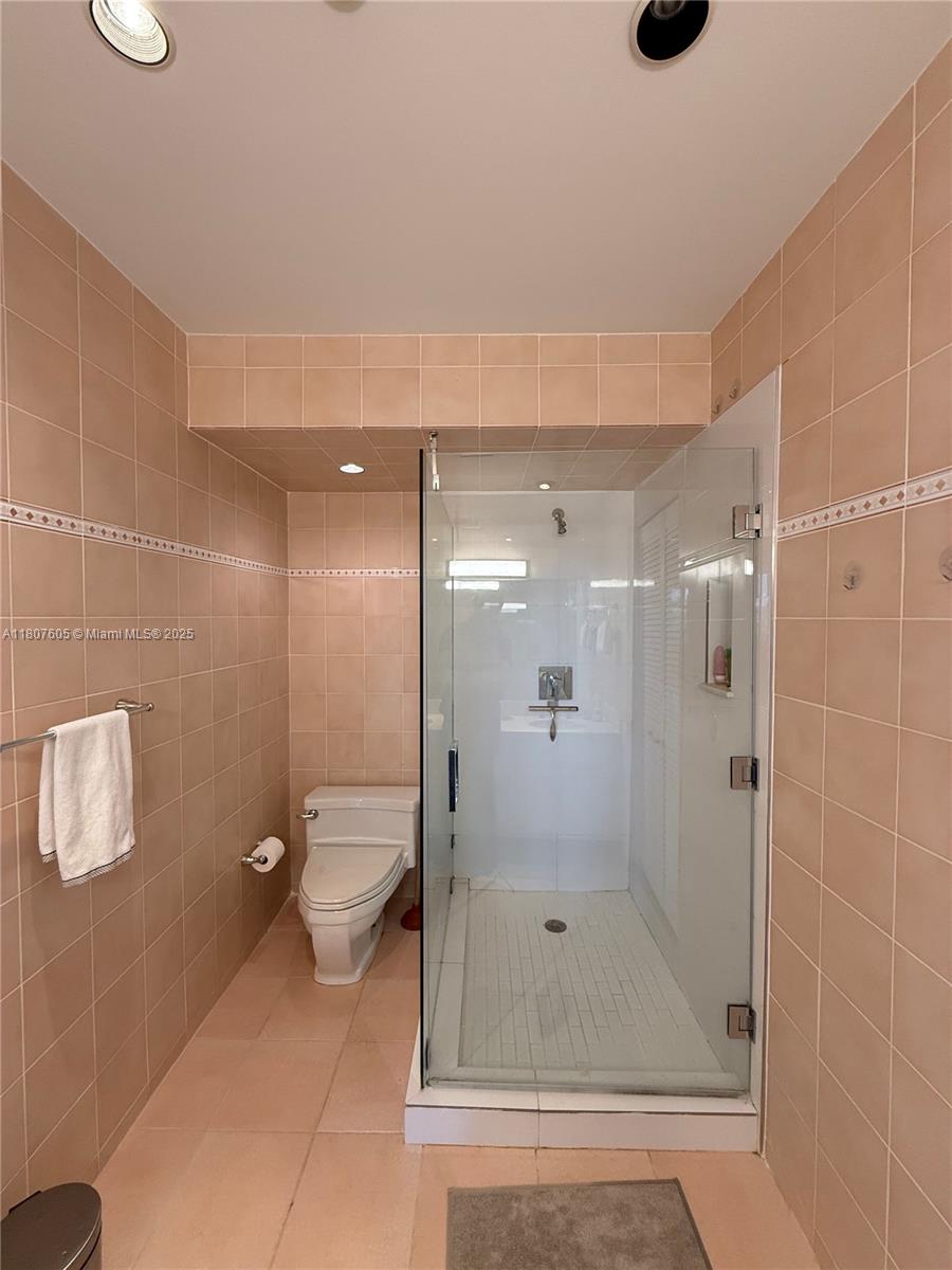 THE EMERALDBAY @ KEY COLO - Residential Lease