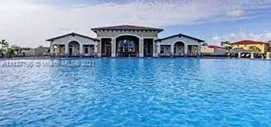 3 bedrooms 2 bathrooms located in the Courts at Isles at Bayshore. New AC with washer and dryer inside unit. Clubhouse included with many amenities: Pool, gym and playground. 2 vehicle parking spot with guest parking available.