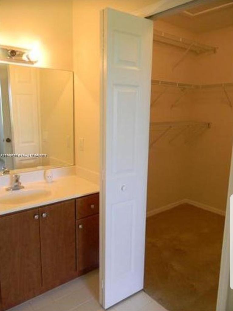 THE COURT AT BAYSHORE II - Residential Lease