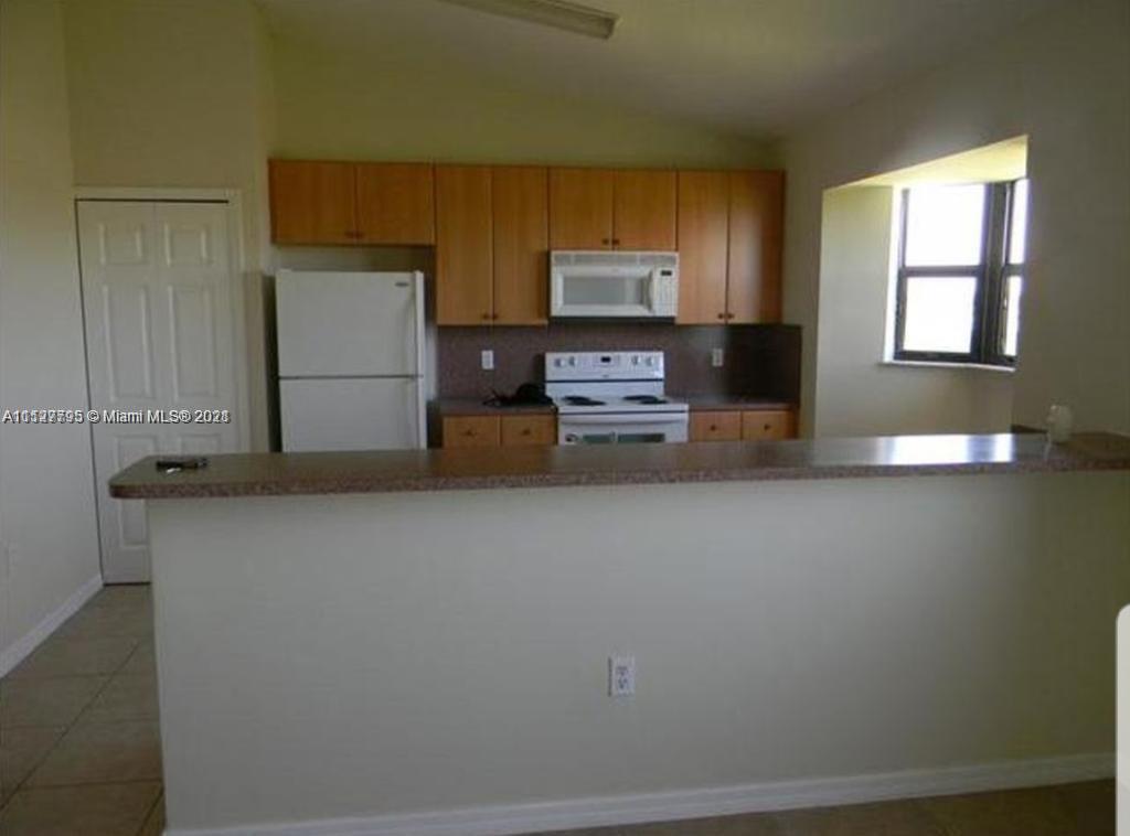 THE COURT AT BAYSHORE II - Residential Lease