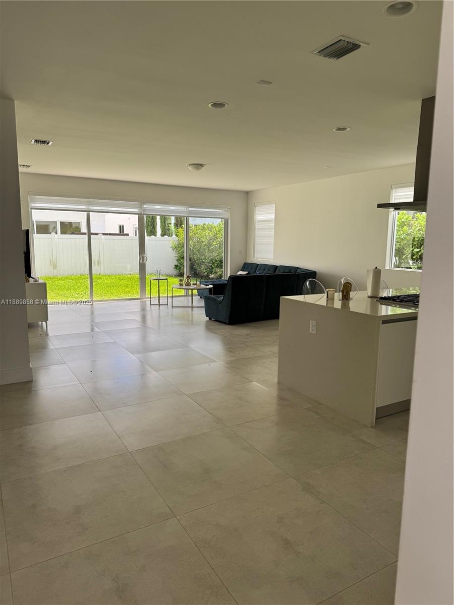DORAL COMMONS RESIDENTIAL - Residential Lease