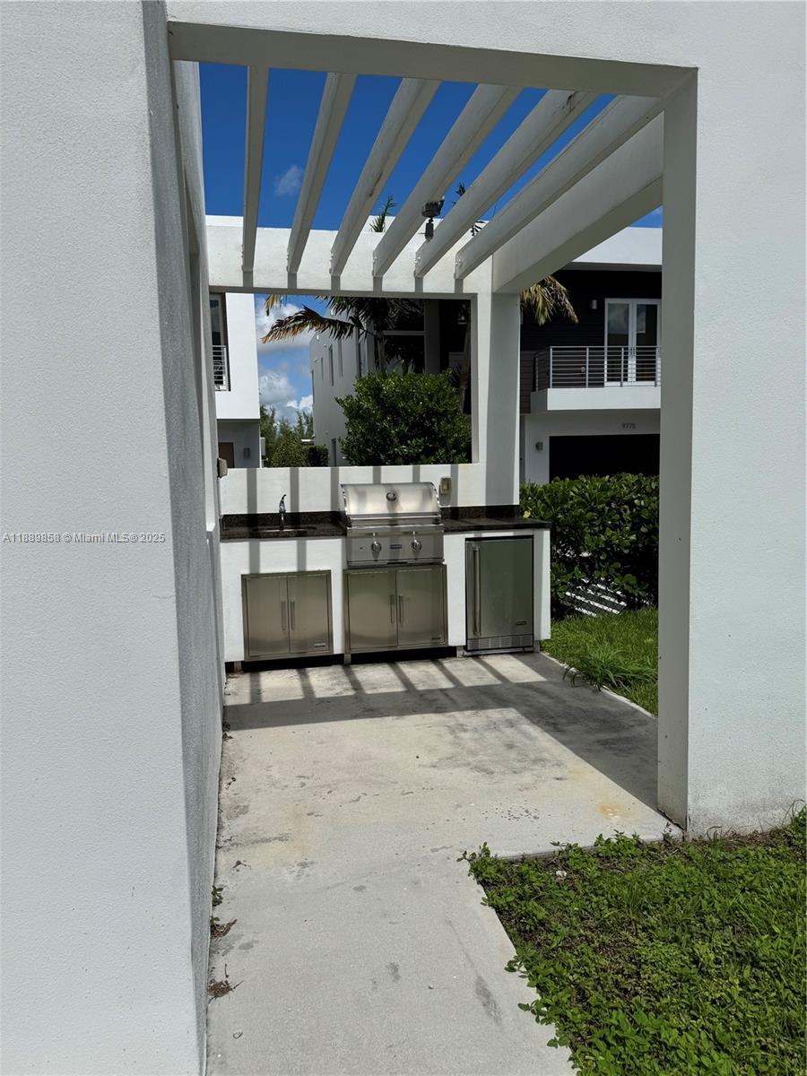DORAL COMMONS RESIDENTIAL - Residential Lease