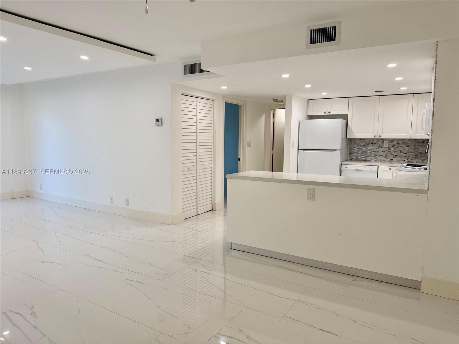 5415 Collins Ave 304