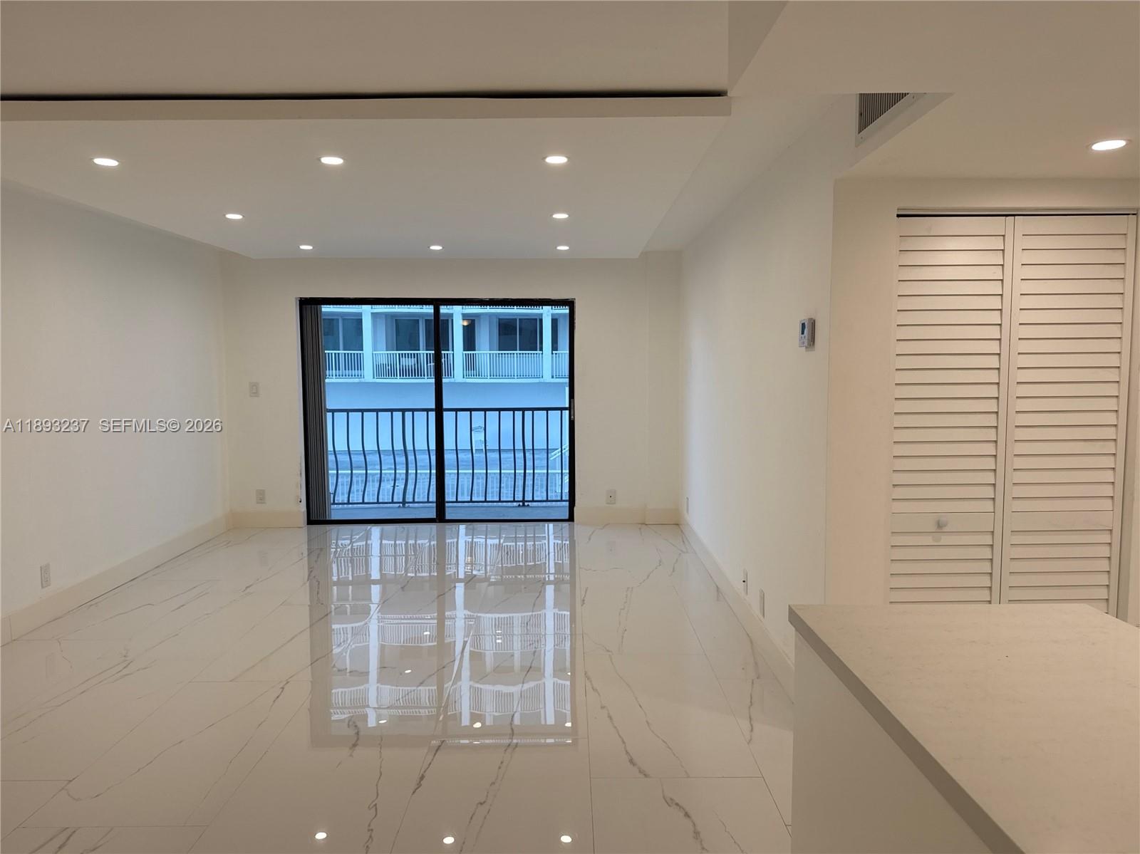 5415 Collins Ave 304