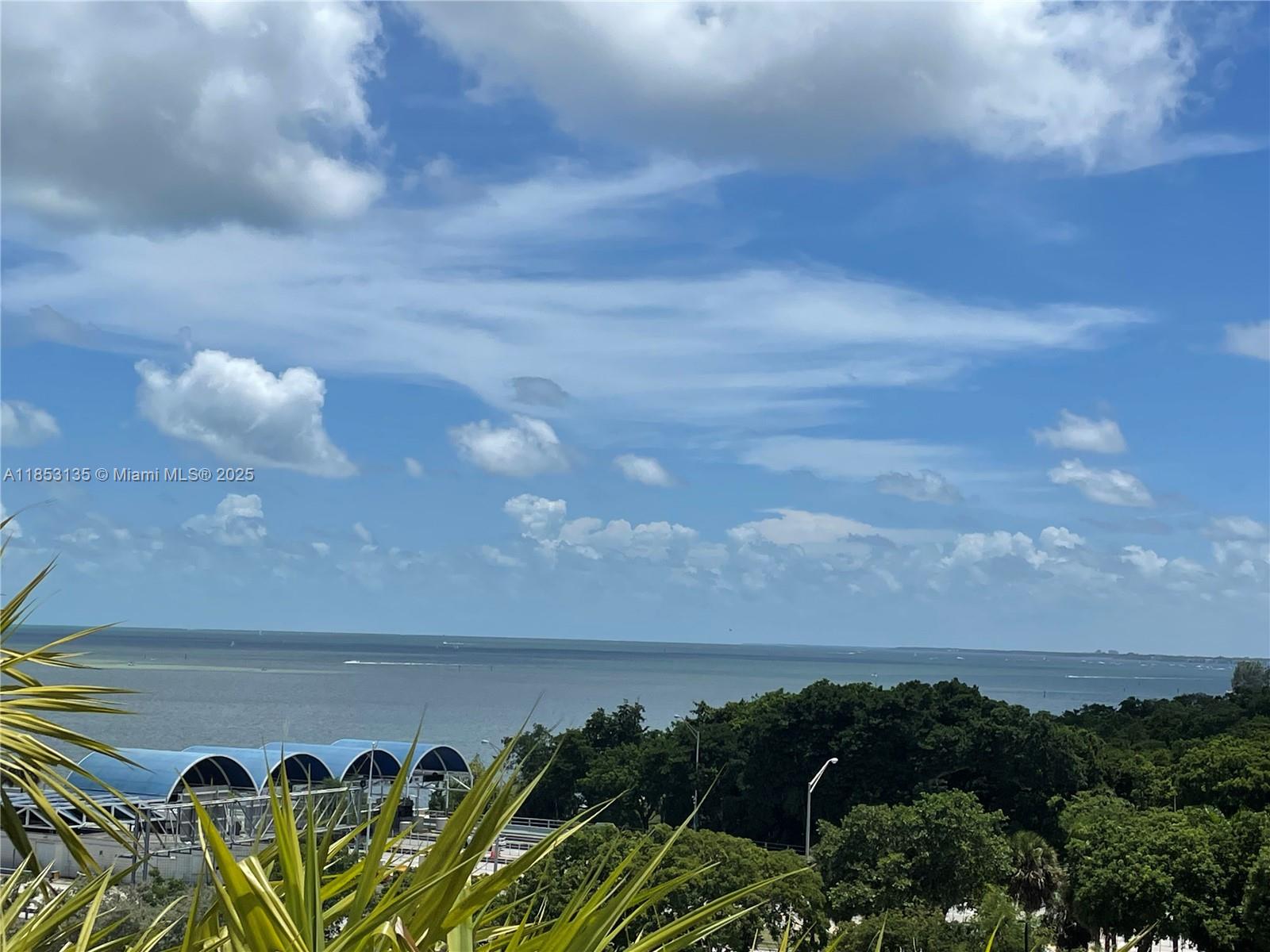 The best line in the building! Amazing and spacious one bedroom/one bathrioom with 895 sqft in luxurious and exclusive Metropolitan in Brickell Avenue. Upgraded spacious kitchen with granite counters and is the largest of the lines in the building. Marble in bathroom, tile in living and kitchen area, huge walk-in closet, new carpet in bedroom, covered parking, free valet parking to residents and guests, 24 hr. security, modern gym, sauna, jacuzzi, tennis court, BBQ area, media room , party room, spa, heated pool, and convenience store. Easy to show.