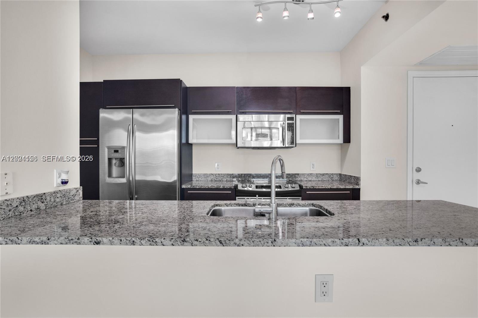 THE PLAZA 901 BRICKELL CO - Residential Lease