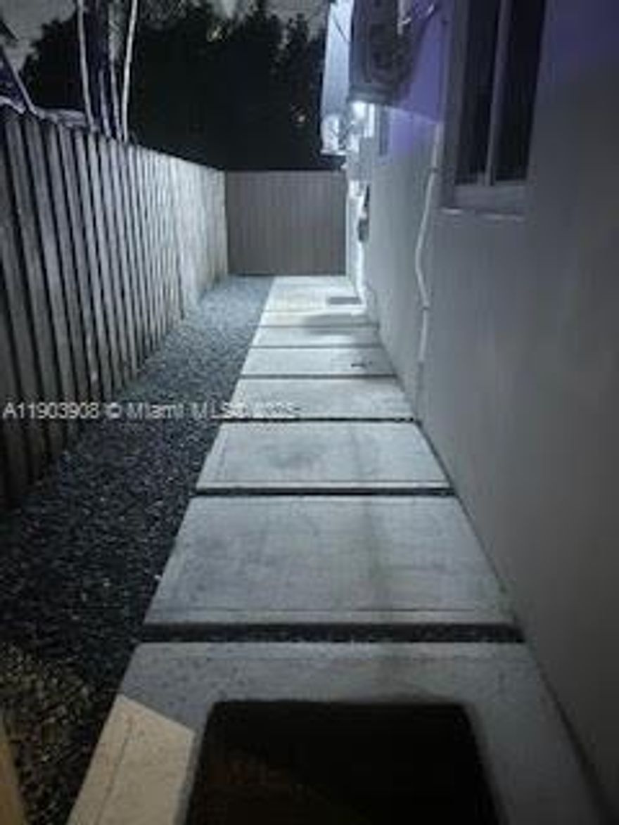 ONE-BEDROOM, ONE-BATHROOM APARTMENT, INDEPENDENT ENTRANCE, INCLUDES WATER, ELECTRICITY, AND INTERNET