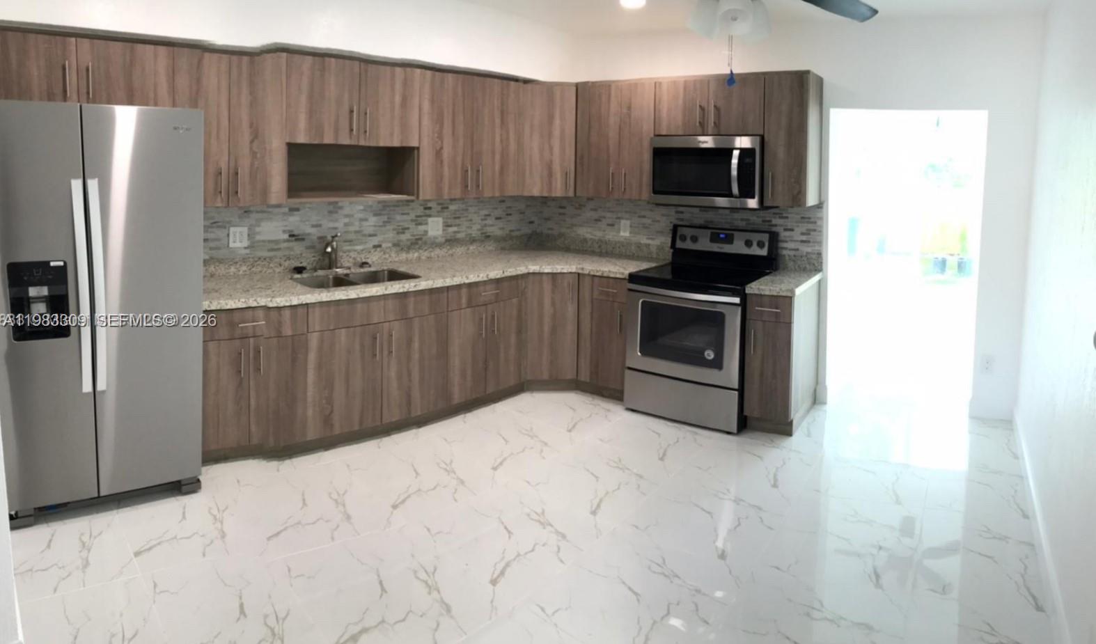 BROADVIEW COUNTRY CLUB - Residential Lease