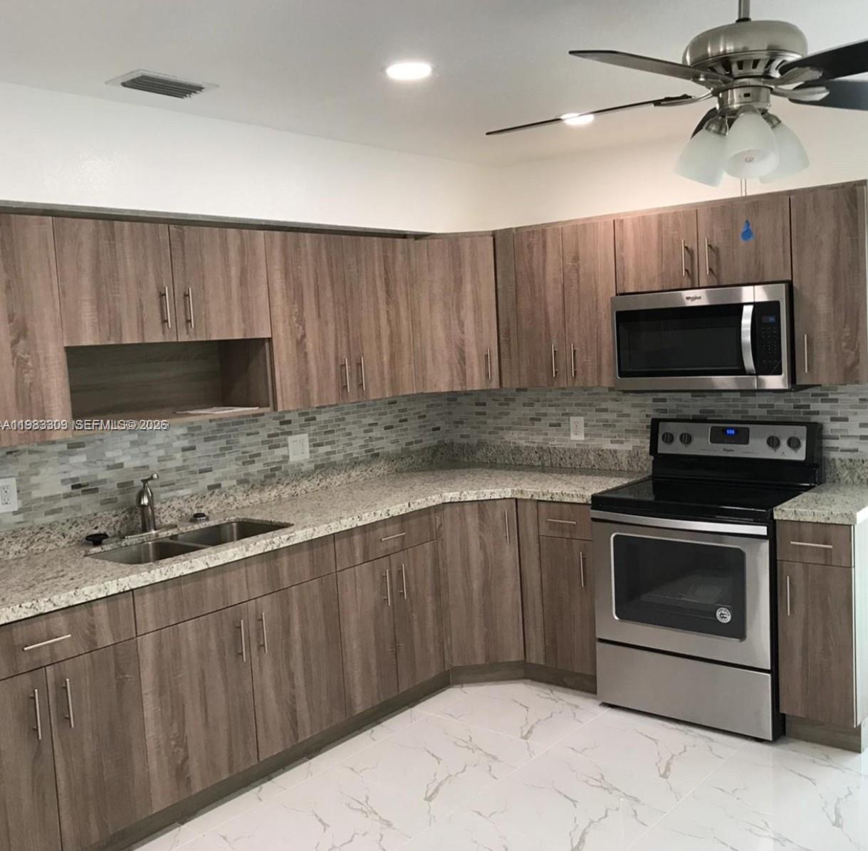 BROADVIEW COUNTRY CLUB - Residential Lease