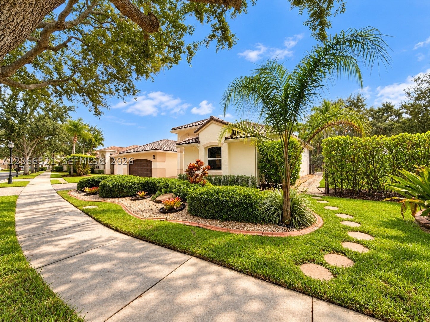2616 Oakbrook Ct, Weston, FL, 33332/$1,550,000 1 2616 Oakbrook Ct