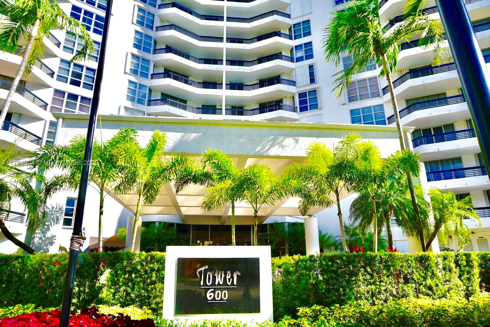 Motivated seller, Central Location in Aventura, Fl. 3 minutes to Aventura Mall and 5 minutes to Sunny Isles Beach. It is an easy access, secure, quiet, and family atmosphere place.
2 bedrooms, 2 Full bathrooms, golf view, great amenities.