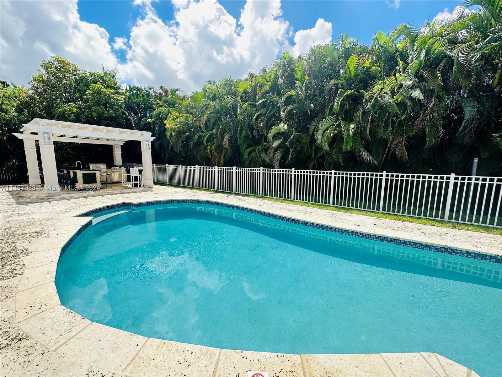 DORAL ESTATES - Residential