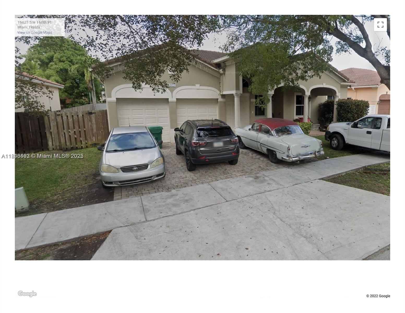 Spectacular house !4 Bedrooms and 3 full bathrooms with Pool and a covered Garage for two cars.