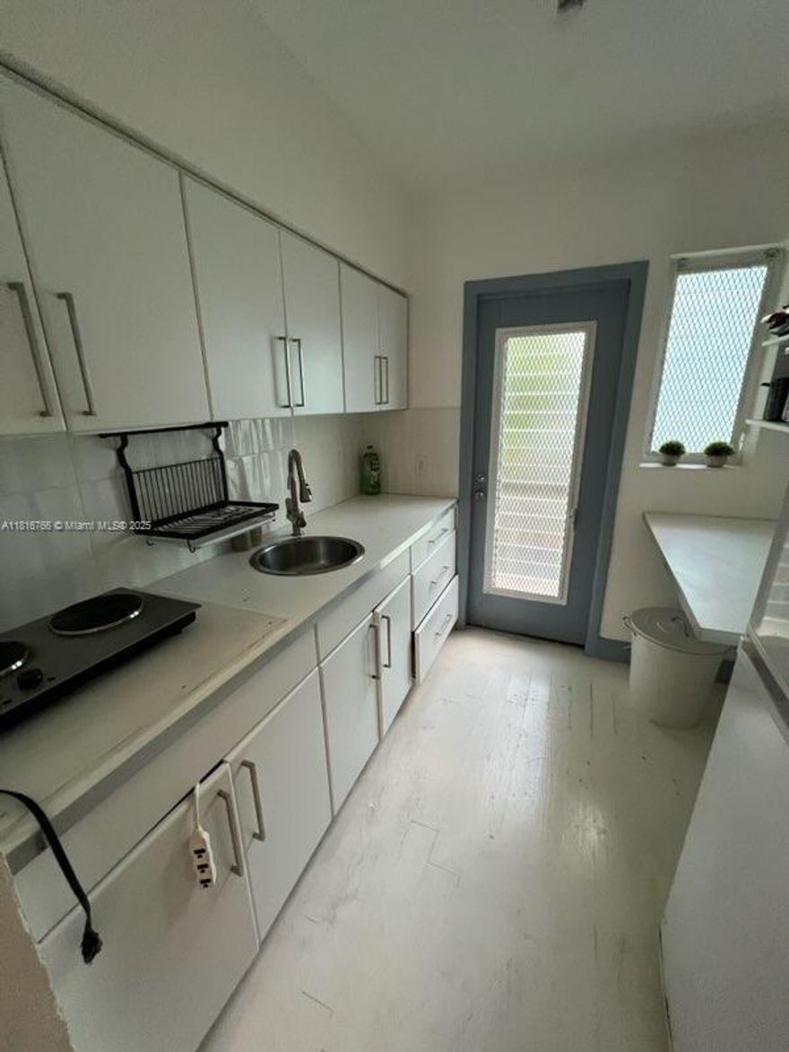 1 bed/1 bath unit Apartment walking distance to Lincoln Road, restaurants, stores, etc.
