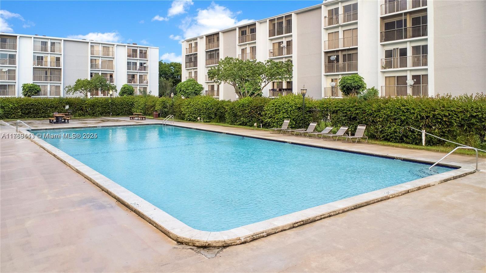 LAKESHORE AT UNIVERSITY P - Residential