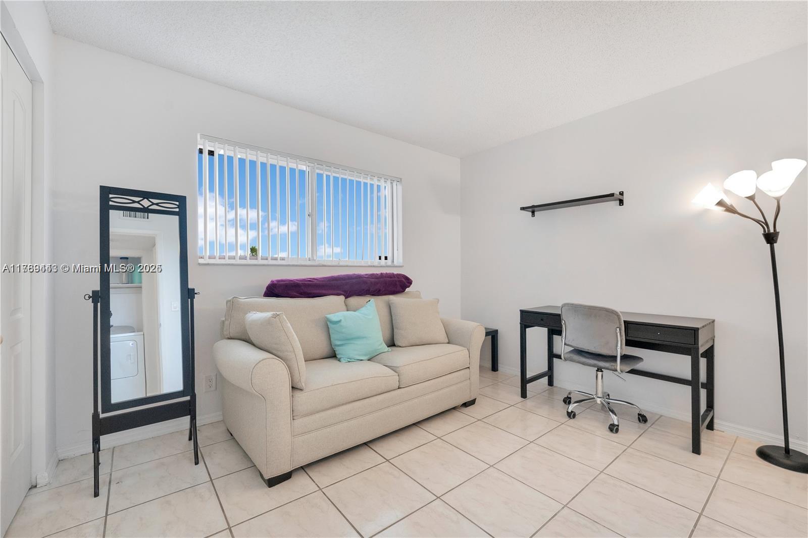 LAKESHORE AT UNIVERSITY P - Residential