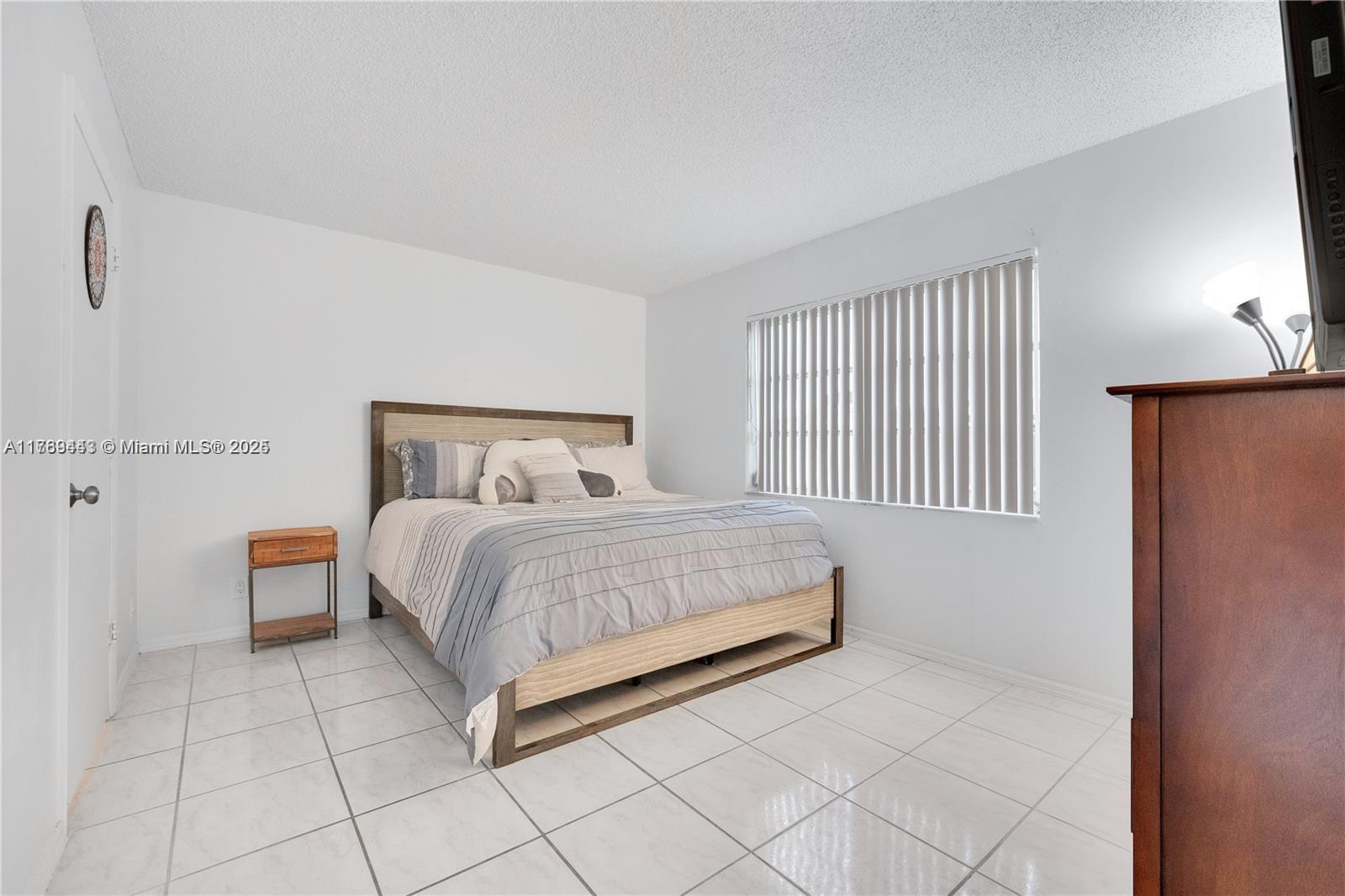 LAKESHORE AT UNIVERSITY P - Residential