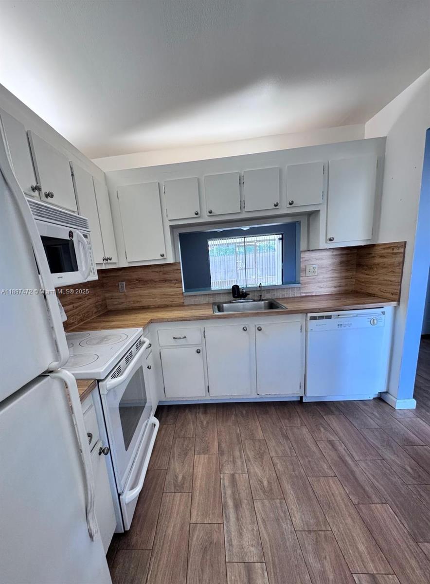 COUNTRY LAKE - Residential Lease