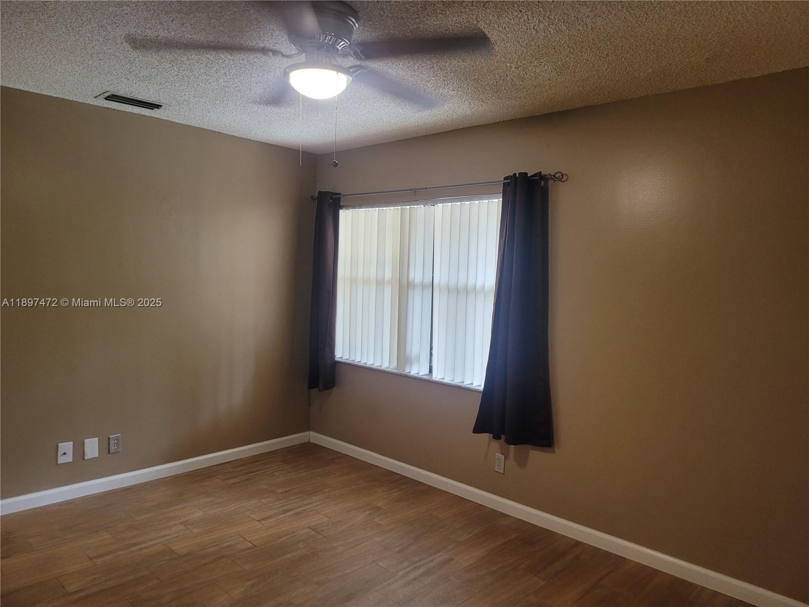COUNTRY LAKE - Residential Lease