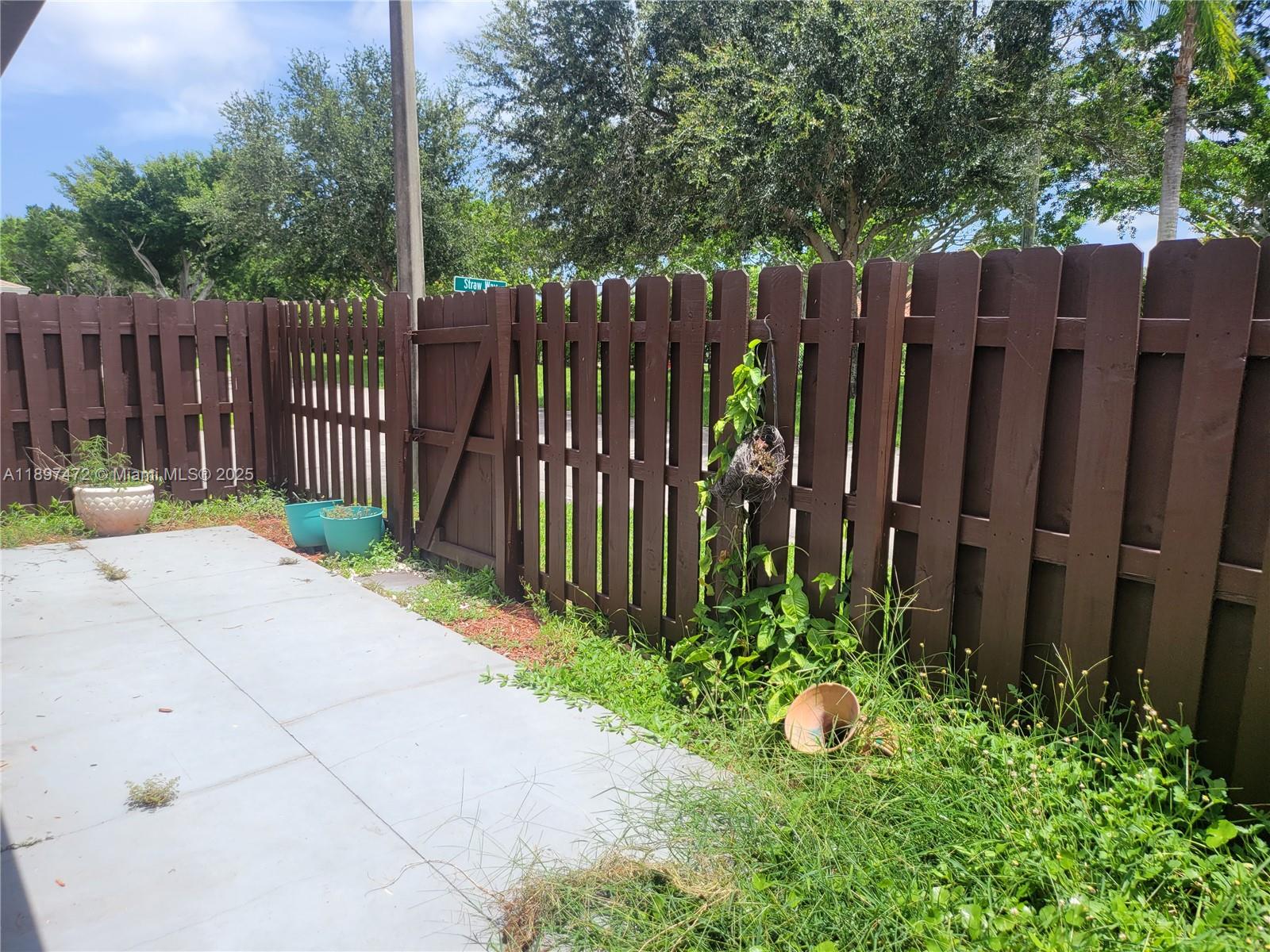 COUNTRY LAKE - Residential Lease