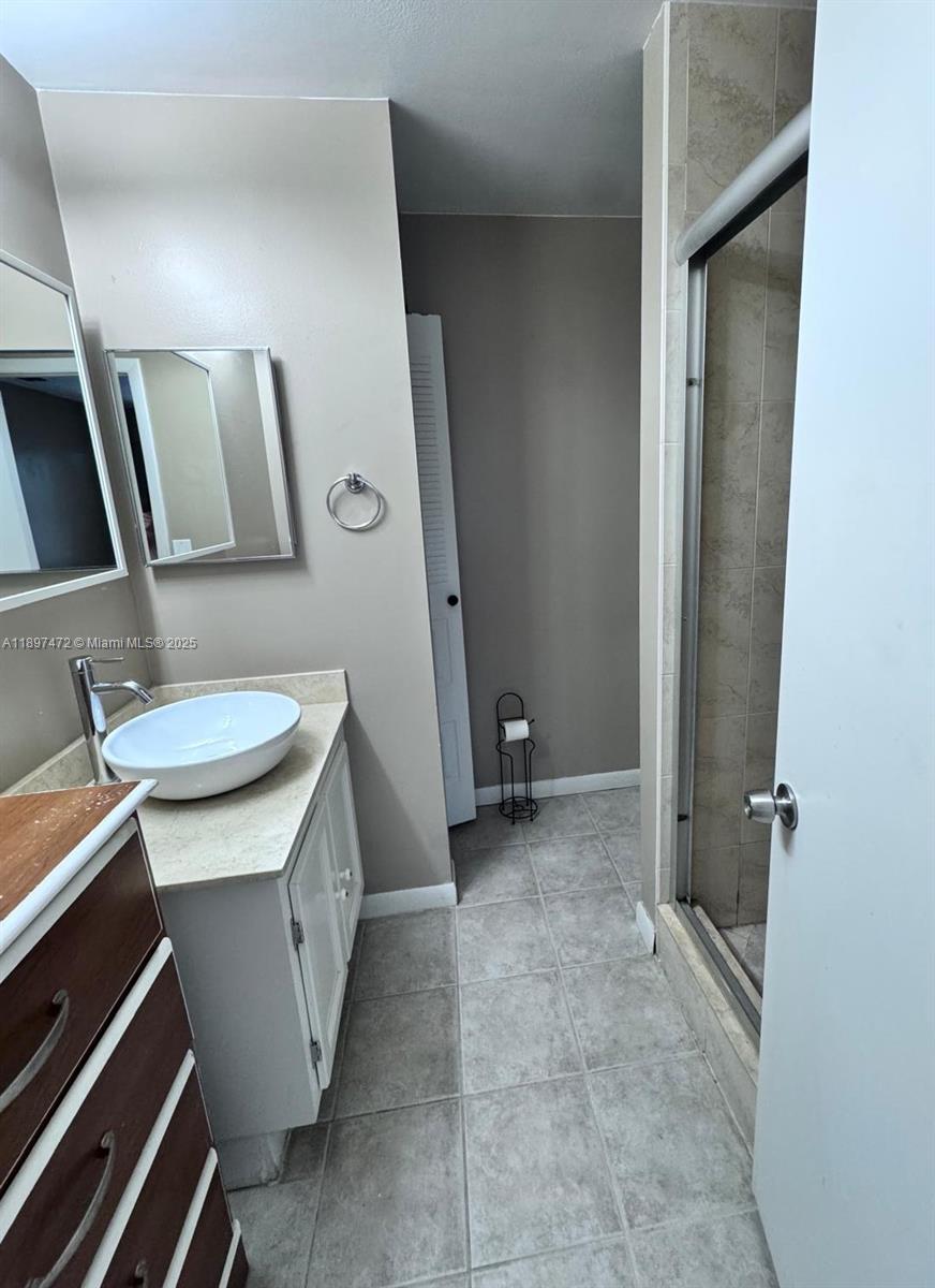 COUNTRY LAKE - Residential Lease