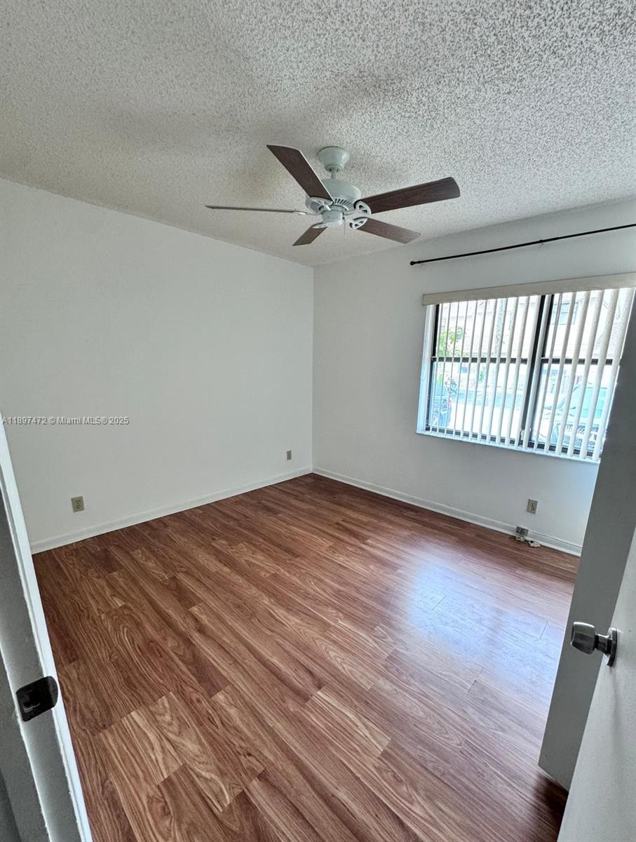COUNTRY LAKE - Residential Lease