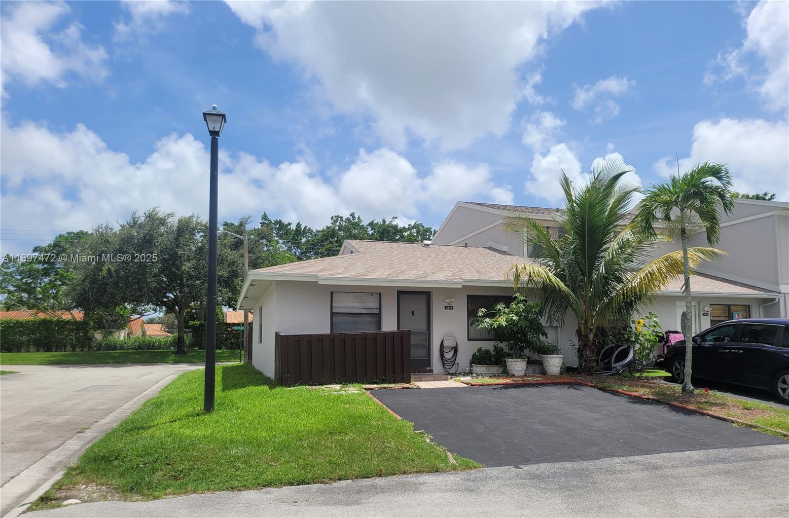 COUNTRY LAKE - Residential Lease