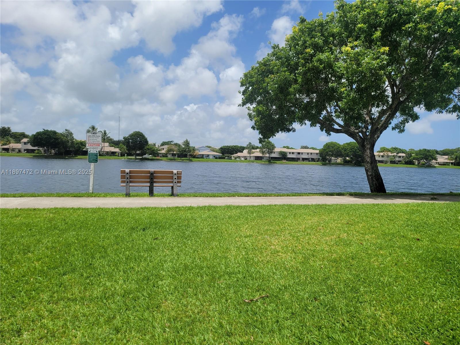 COUNTRY LAKE - Residential Lease
