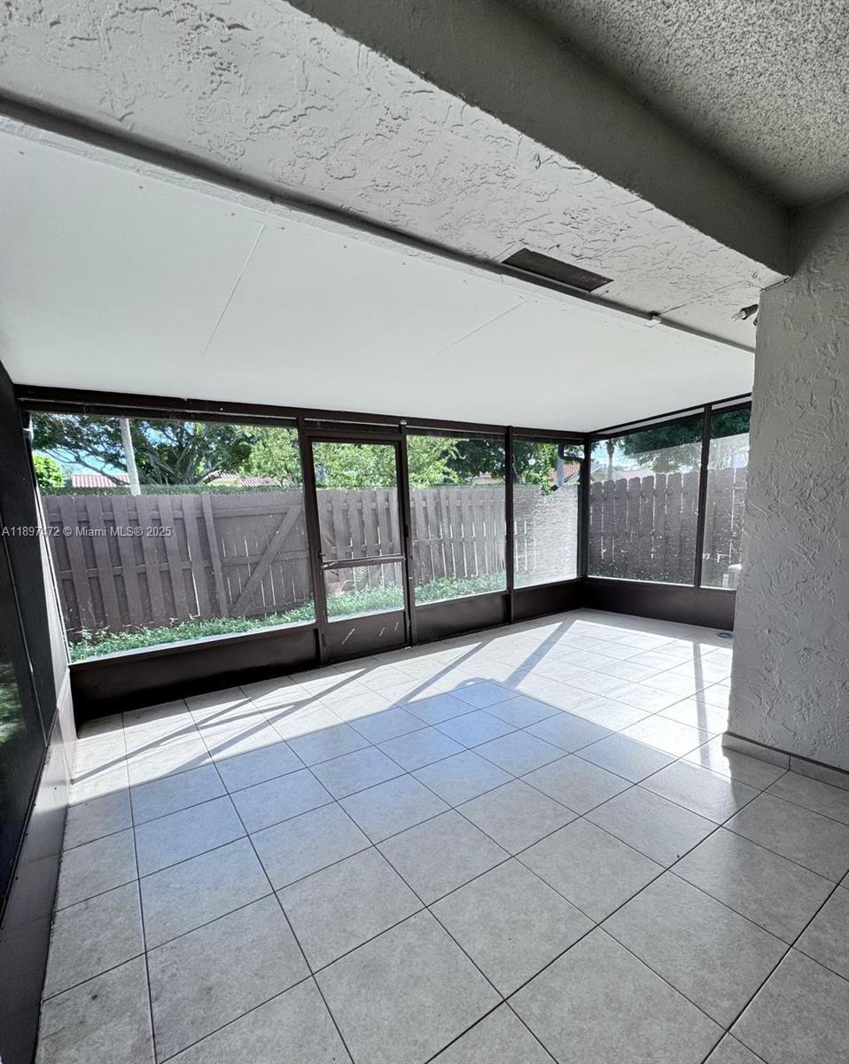 COUNTRY LAKE - Residential Lease