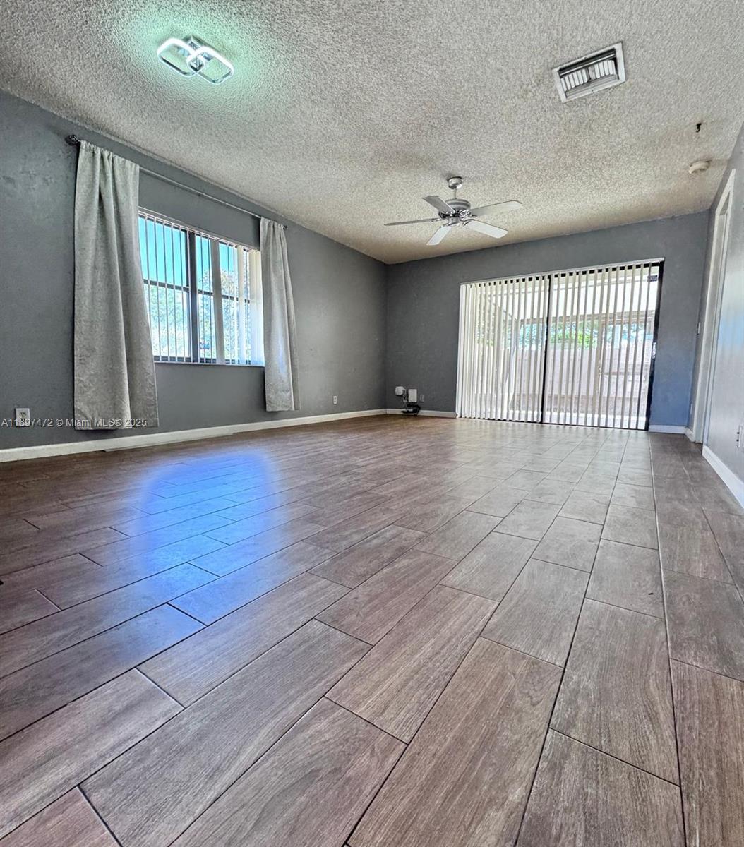 COUNTRY LAKE - Residential Lease