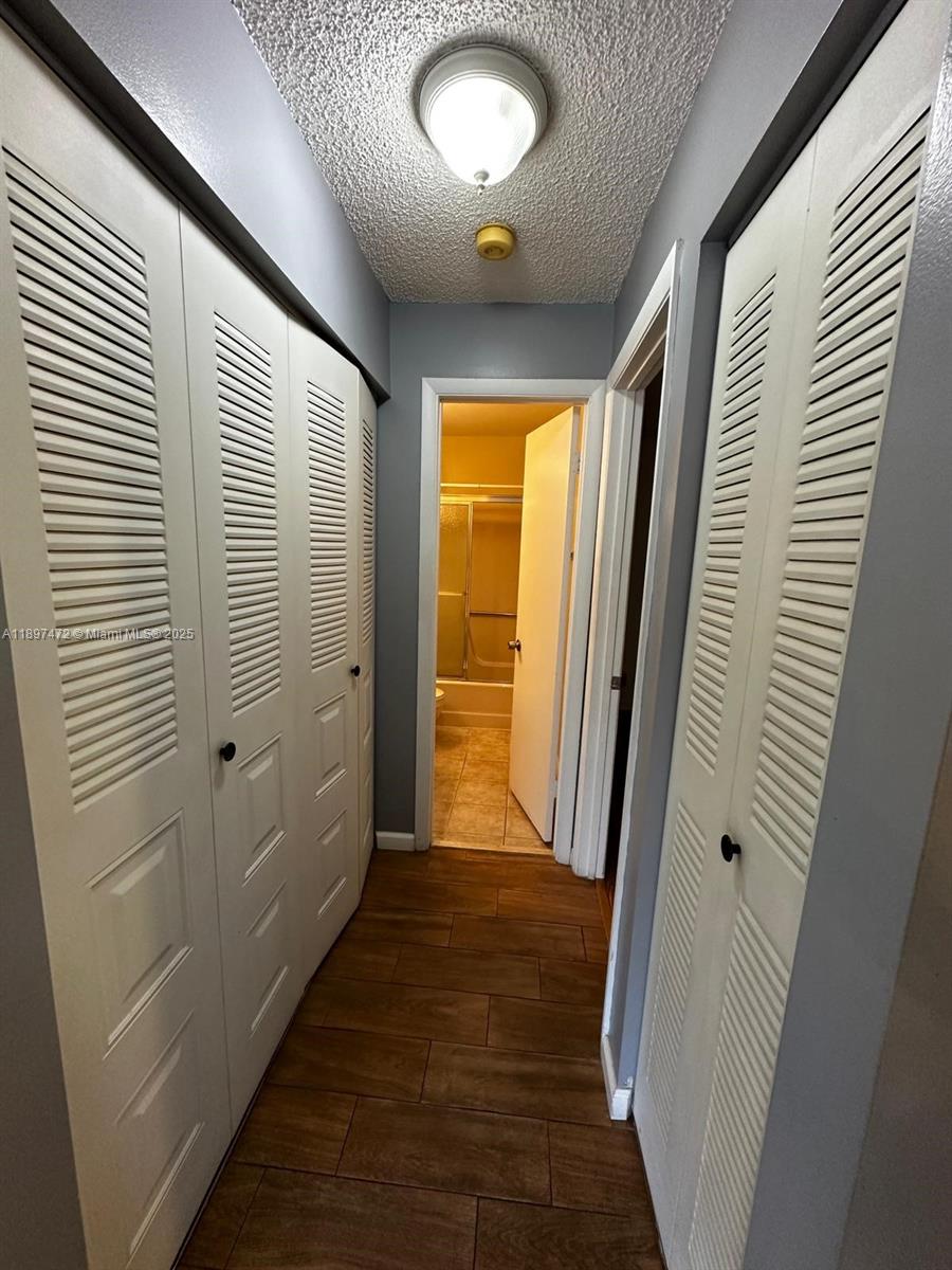 COUNTRY LAKE - Residential Lease