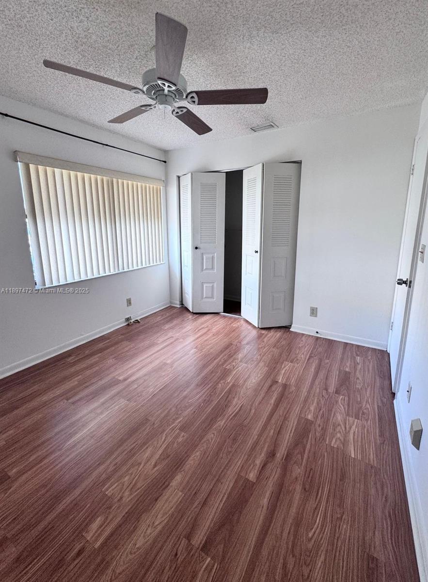 COUNTRY LAKE - Residential Lease