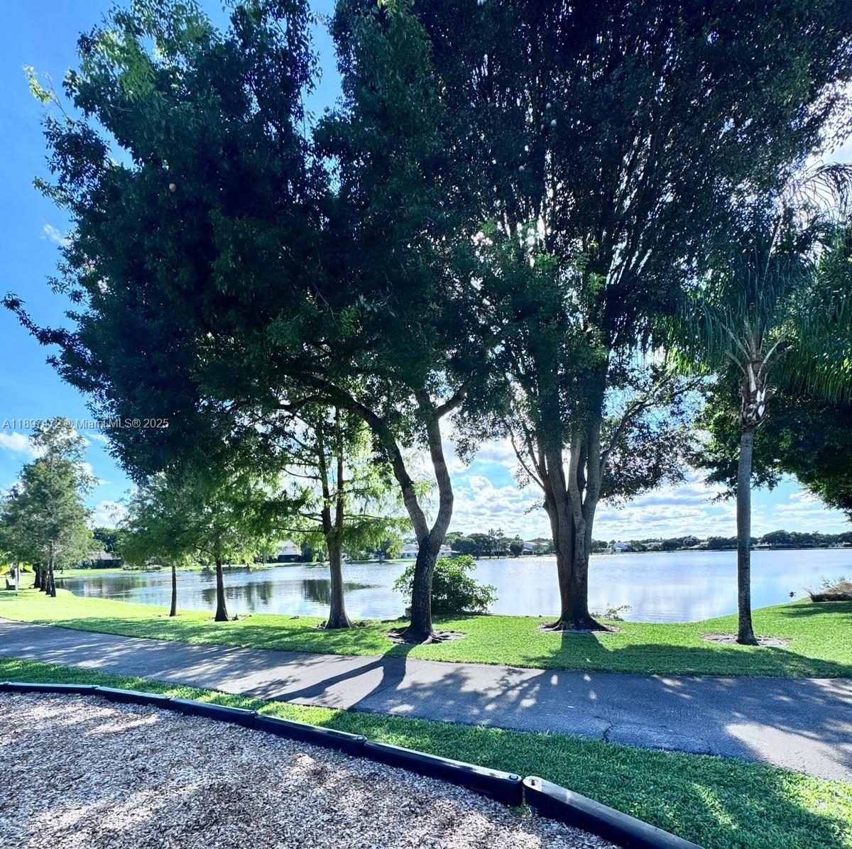 COUNTRY LAKE - Residential Lease