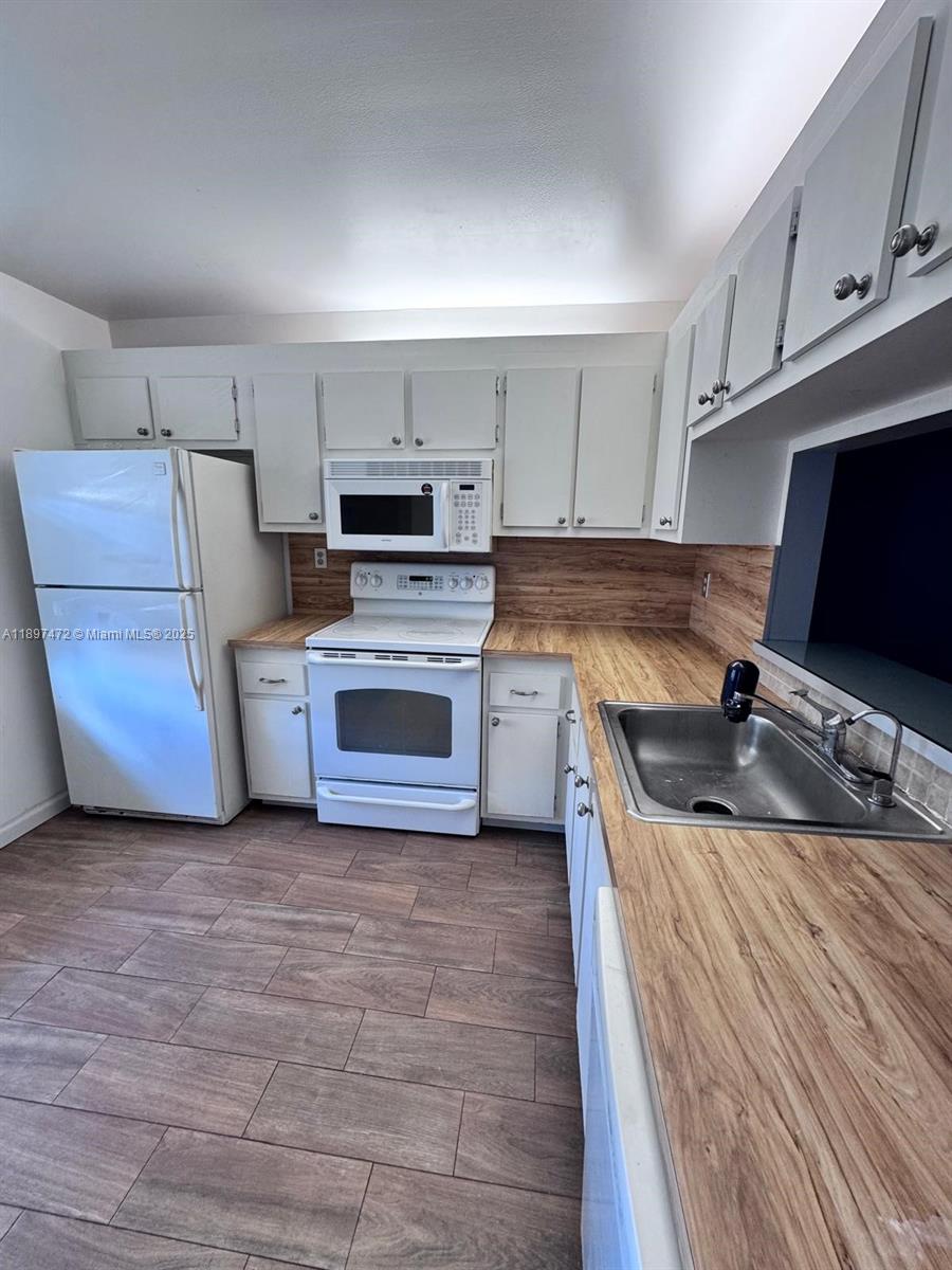 COUNTRY LAKE - Residential Lease