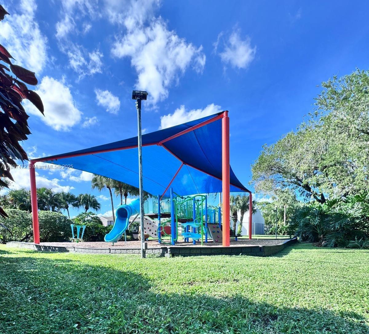 COUNTRY LAKE - Residential Lease